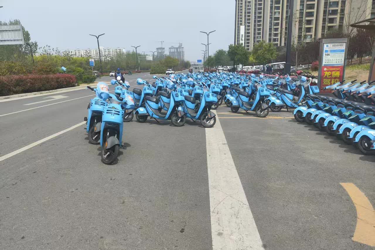 共享电动车和单车可以占道摆放吗？
伊滨区王府路和李村大街口的洛阳西门公交站边上