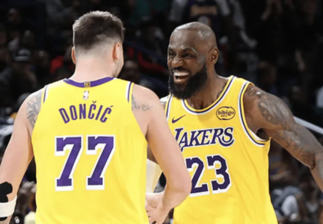 NBA常规赛，湖人东契奇和詹姆斯正在逐渐摸索出彼此的配合方式，尤其是在比赛的关键