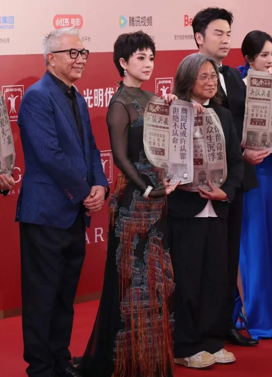 《酱园弄》上影节红毯，章子怡咋穿这么低调，还以为杨幂是女主呢。
还有这“狗啃刘海