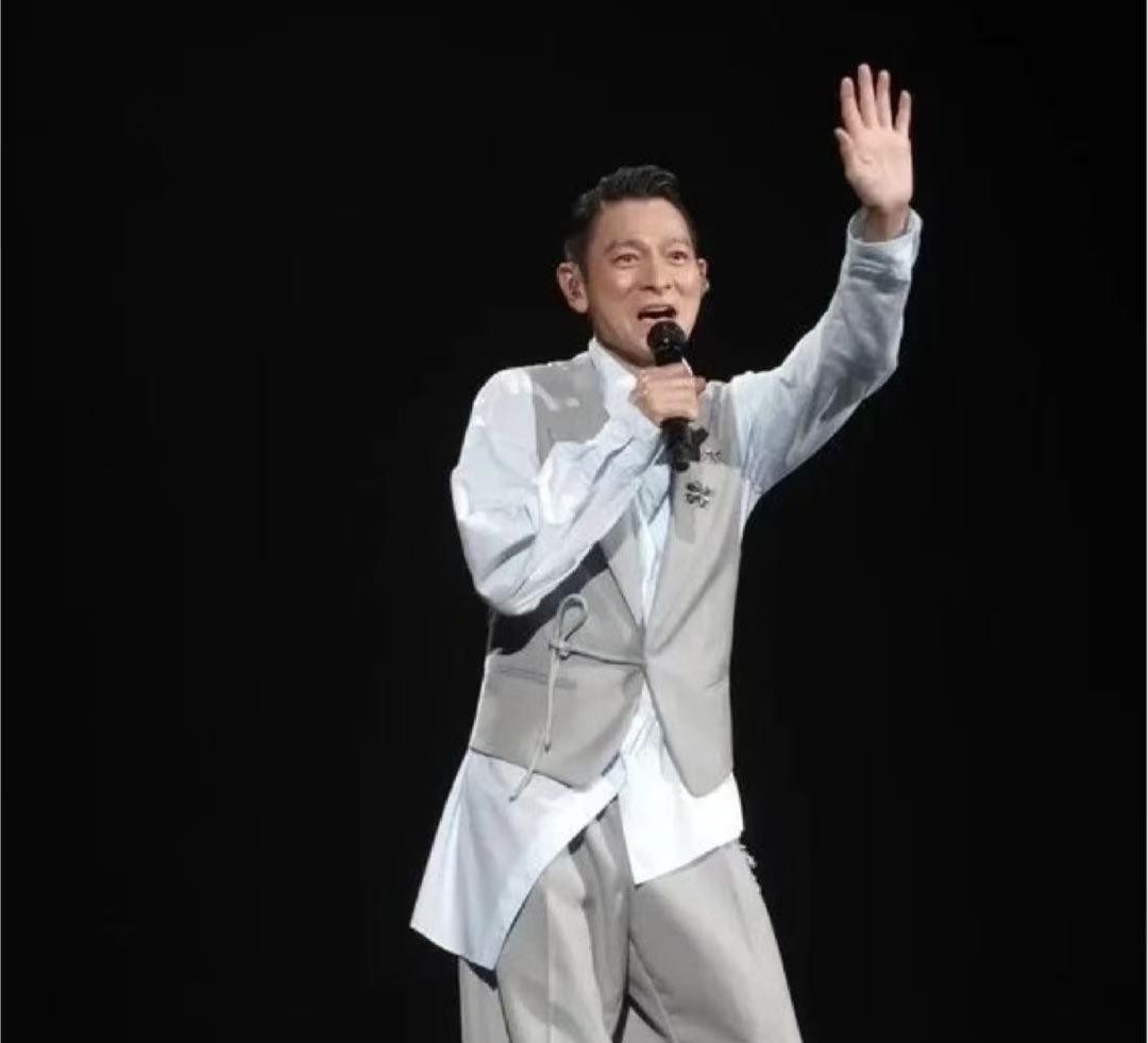 不止网友们懵了
估计刘德华也懵了
自己都做到这个份上了，竟然还有人不知道有直播，