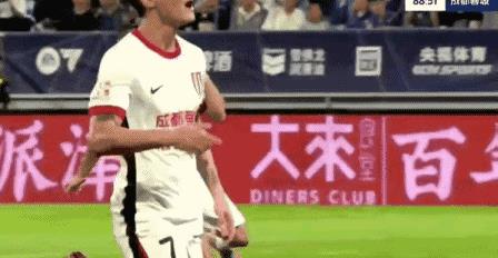 听清了，天津球迷喊的是：韦世豪臭小子！不是×饺子！
中超成都蓉城队客场输给天津津