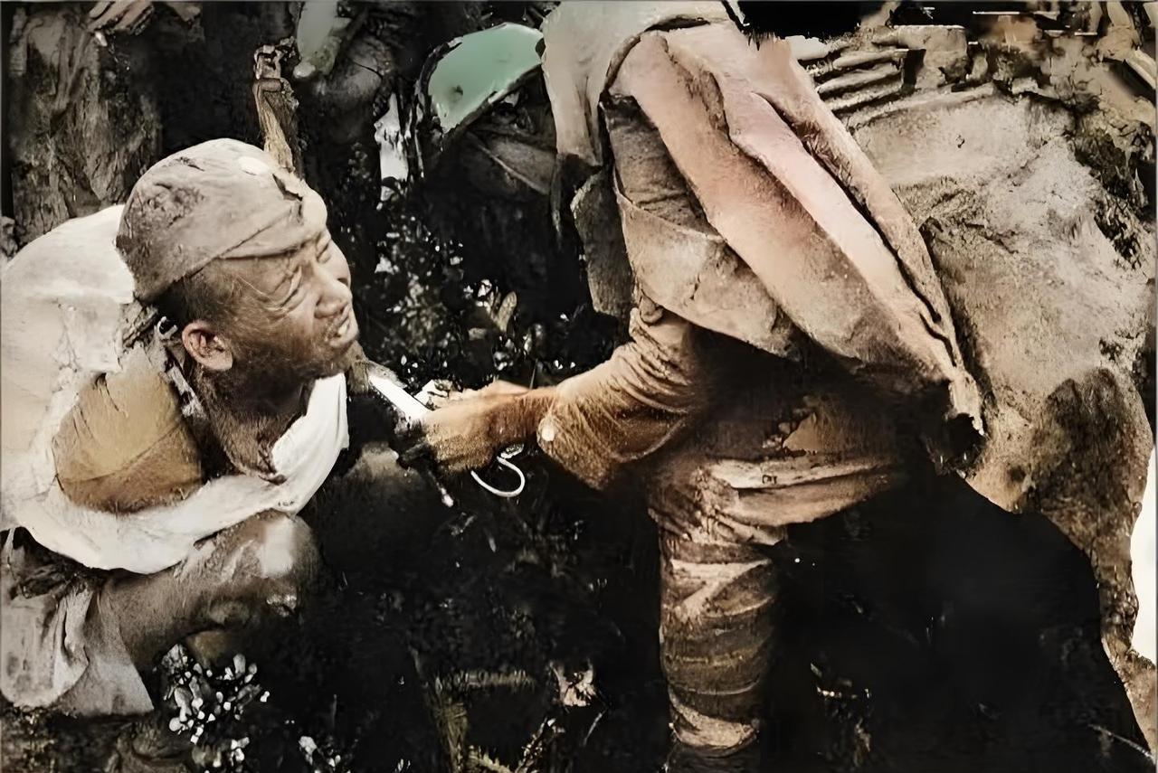 这是一张让无数中国人痛心流泪的照片。抗日战争期间，一名中国士兵在撤退途中，因受伤