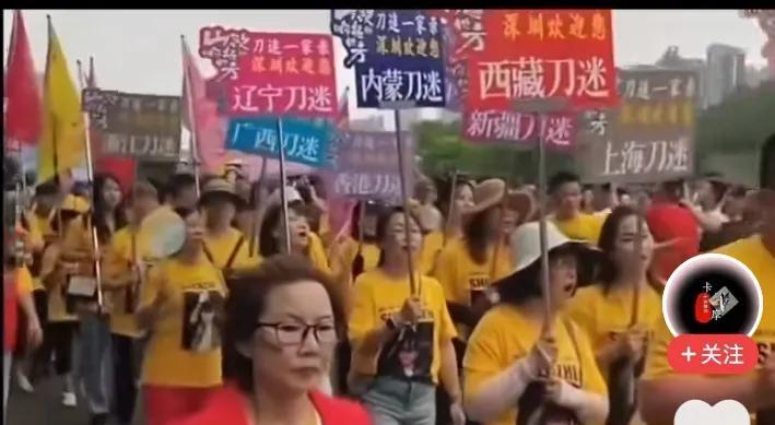 妈呀，太震撼了！
刀郎的演唱会马上就要开演了，观众们陆陆续续的要进入体育场内了，