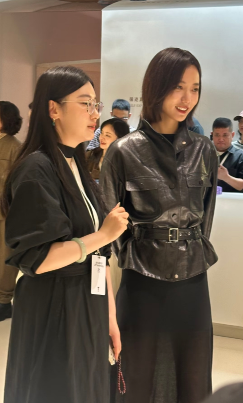 现场偶遇王珞丹，这身高也太“杀”了！目测至少一米七的气场，黑皮衣配高腰阔腿裙，利