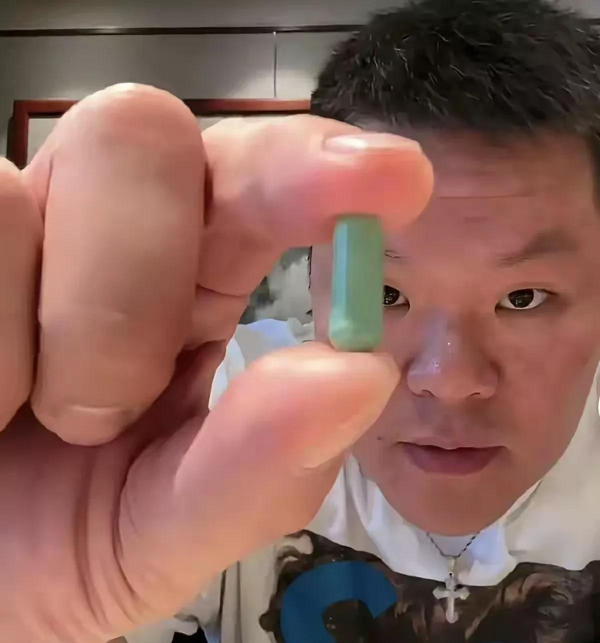 广东男篮总经理朱芳雨直播带货了吗？这是他的金粉们讲解什么灵丹呢？这台词整的挺霸道