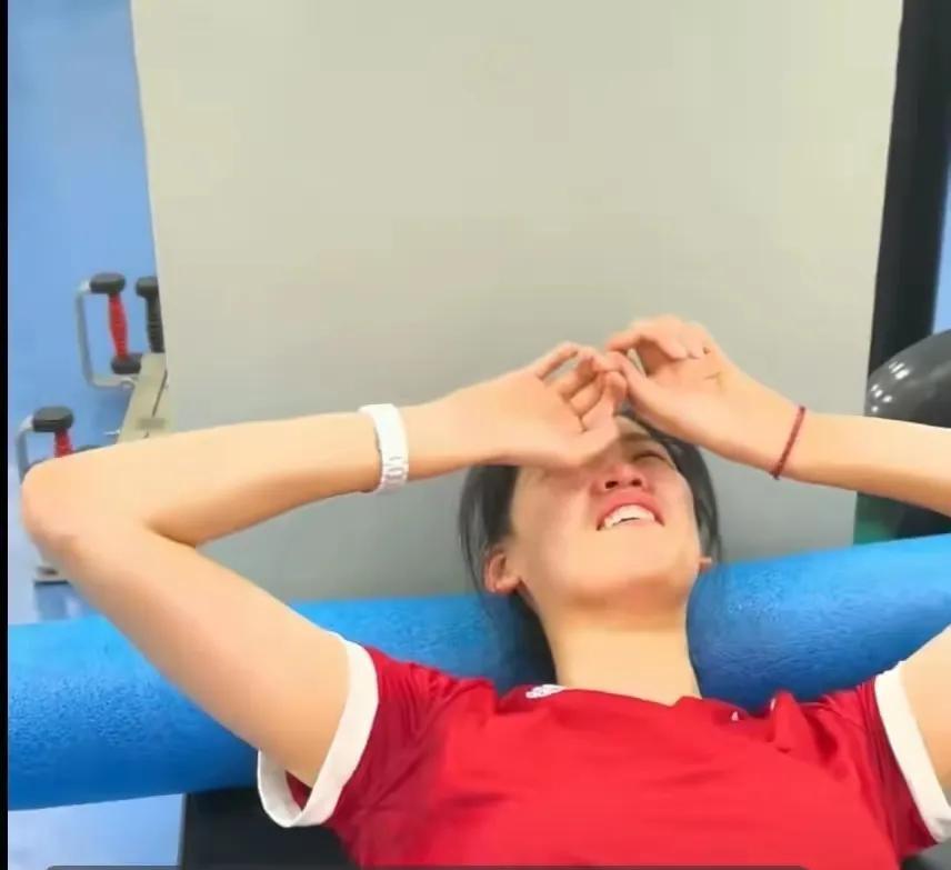 高考来临之际，正在康复中的李盈莹更新微博鼓励考生“旗开得胜，金榜题名”，同时发布