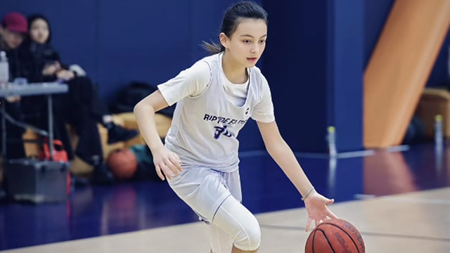 马雅舒混血儿女打篮球赛，4场全胜颜值还高，成全场焦点太争气