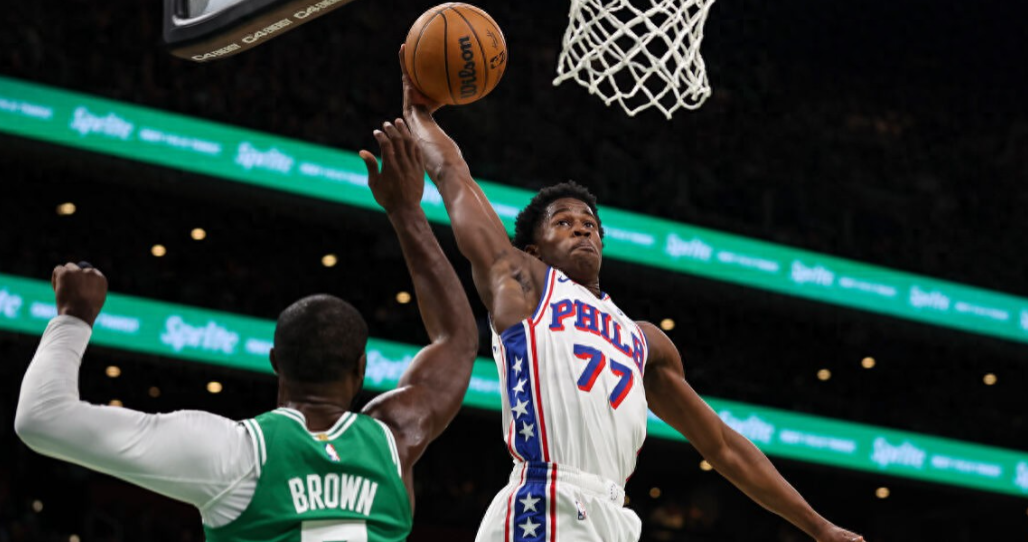 NBA常规赛揭幕，凯尔特人主场迎战76人。双方比分交替领先，关键时刻乌布雷三分命