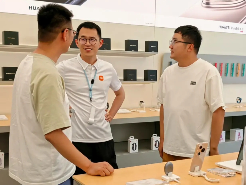 6月13日，小米市场部总经理王腾竟然去华为门店看新出的手机Pura80了！去的地