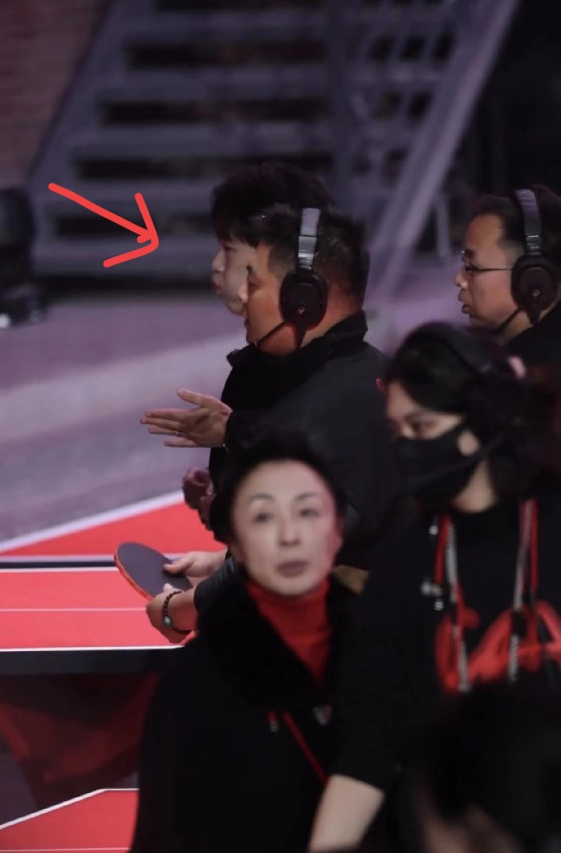 这场活动让大头倍感压力，
活动一结束，
他立马做了这个姿势，
长长的泄了一口气，