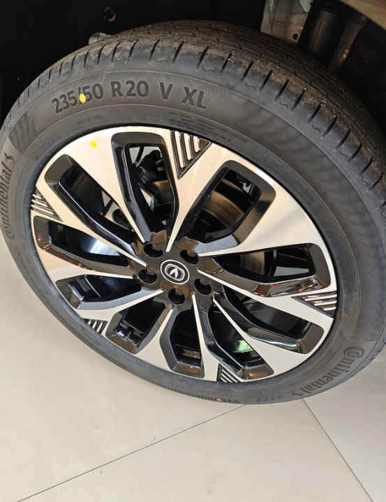 75p终于舍得换大轮胎了
四代75p的2.0T终于加宽加大了轮胎，用上了235 