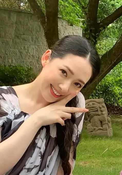 郭碧婷生完两胎后，那眼神明显变得慈爱多了。以前或许稍显清冷，如今满是温柔母性，看