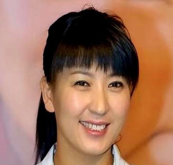 45岁的闫学晶发现自己意外怀孕，此时，女儿林傲雪28岁，儿子林傲霏24岁，闫学晶