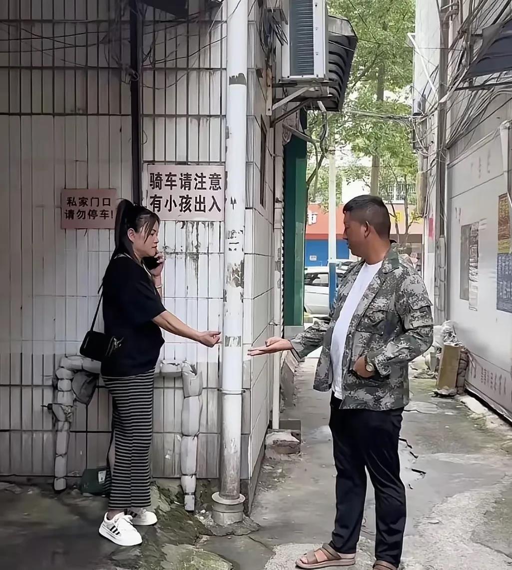 拳师友友们！他（她）们这手势是在划几个啊？
不是说喝酒划拳吗？这到底啥意思？