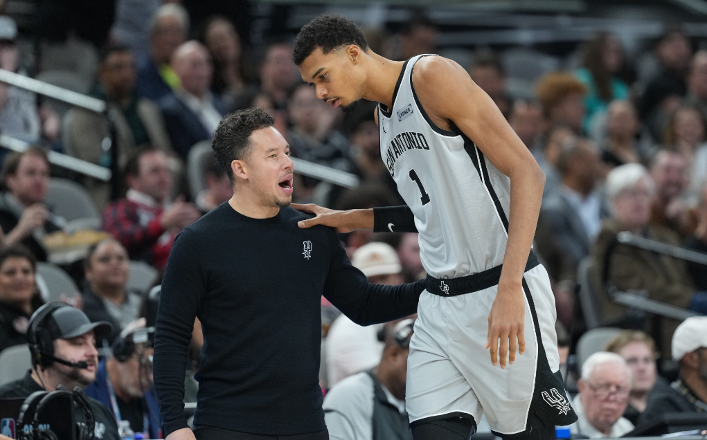 NBA常规赛，马刺124-113轻取奇才。
马刺取得联盟现存最长的六连胜，战绩来