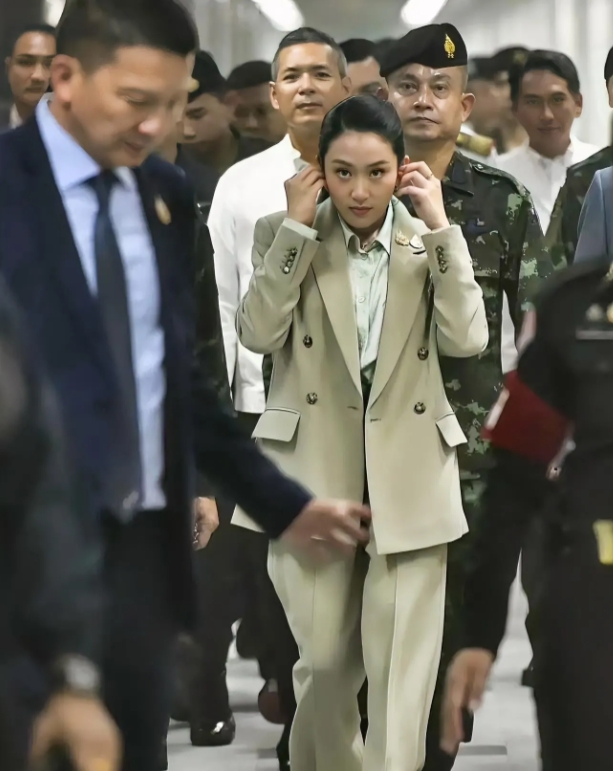 洪森脑袋嗡嗡的，佩通坦出大招儿了！
兵法有云：若无法一击致命，便等同于放虎归山！