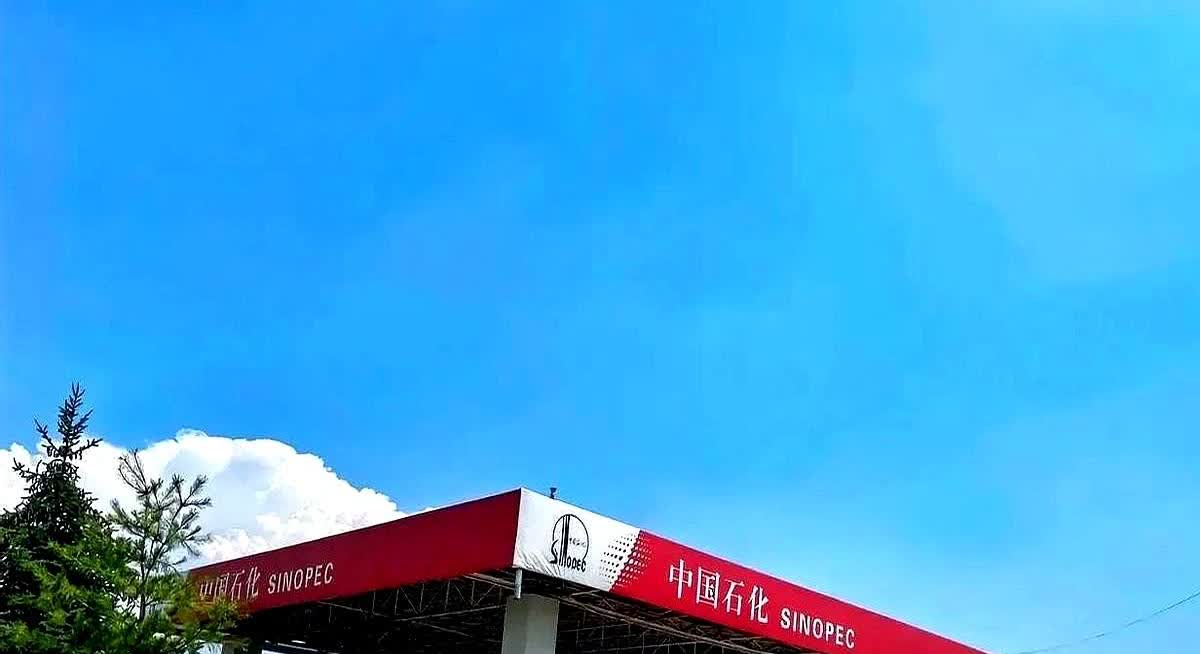 今天加油碰到件怪事！

油罐车正在卸油，旁边车主急问：“卸的是92还是95？