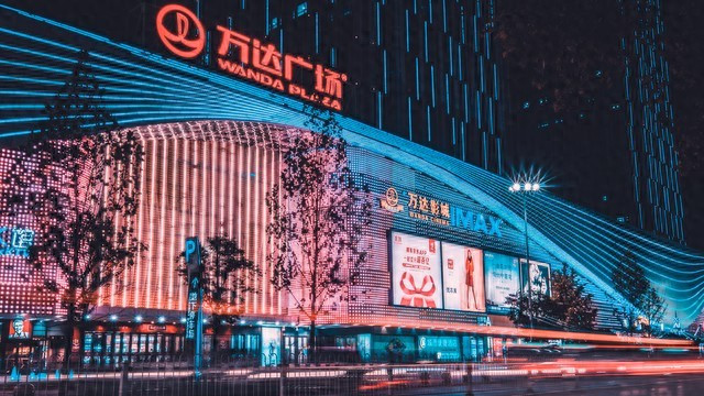 女子路边摆摊，被万达保安殴打进医院，万达不赔偿，理由站不住脚