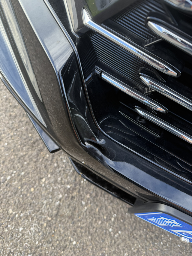 这样还能修么
地下停车场直接碰了下这样要换前脸么

