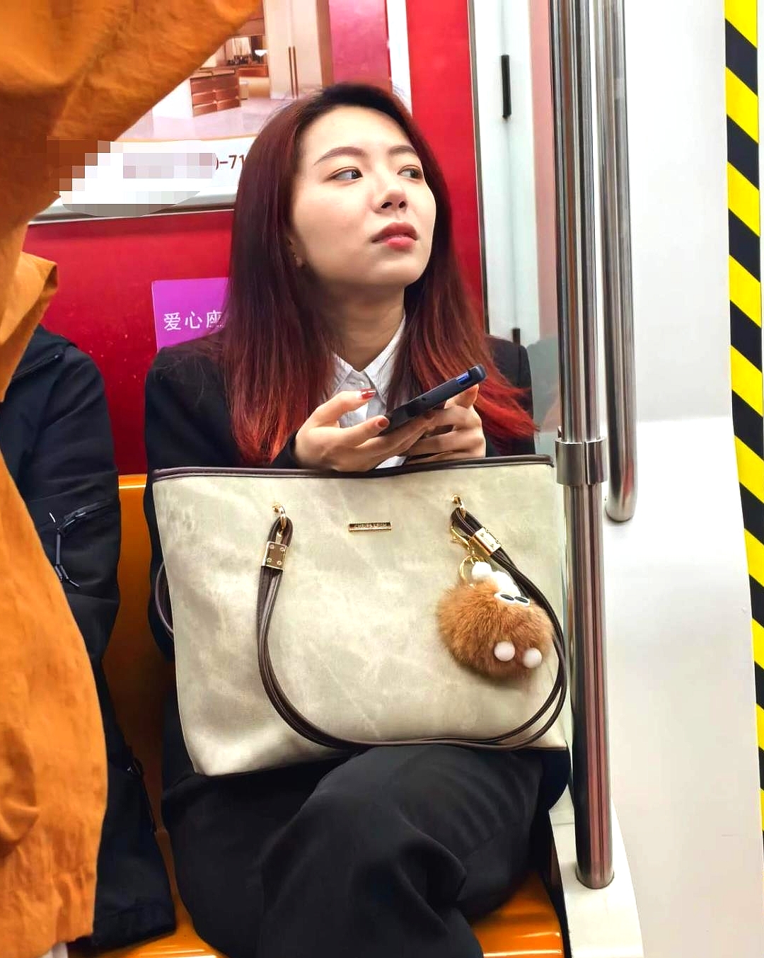 这种穿搭的阿姨，一般是干什么职业的呢？
