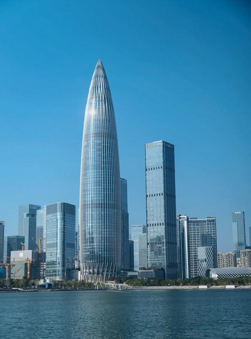 深圳新鹏城如果真的降了级，人们一定会问，为什么经济条件首屈一指的城市，养不了一支