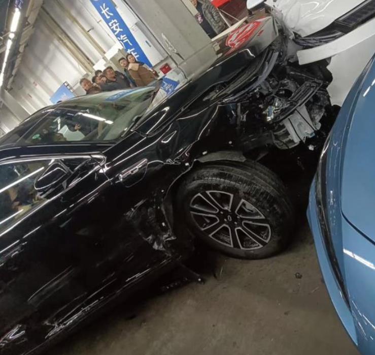问界M7沈阳车展事故，原因大概有三：
一是竞争对手的卧底所为，问界以质量著称，久