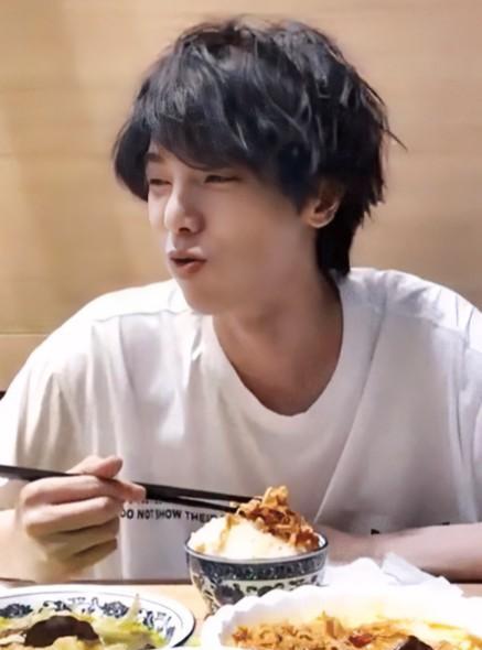 2025年5月1日，华晨宇佛山演唱会前夕，一则“花大厨”直播颠勺炒饭的视频引爆全