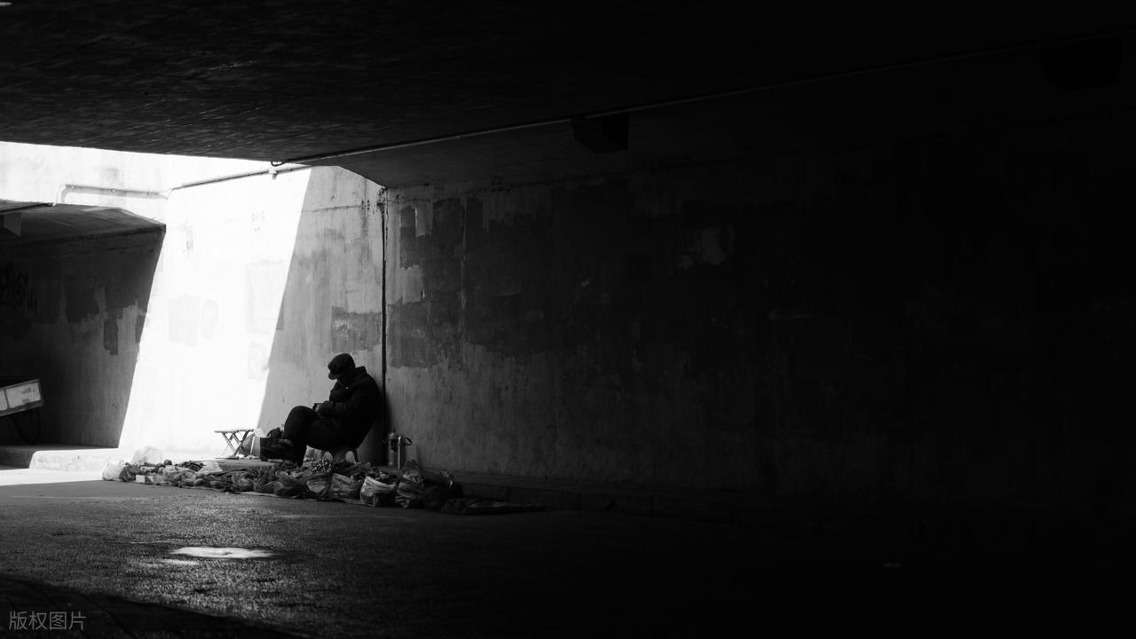 我在桥洞下认识了个哲学家