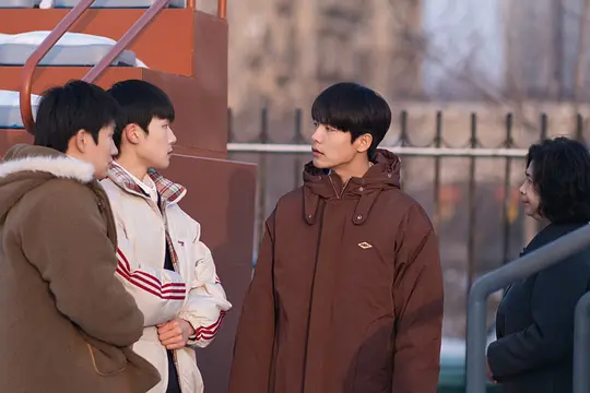    看到《三人行》的结局只能用震撼形容。当我以为未来从23集开始已经朝着既定的