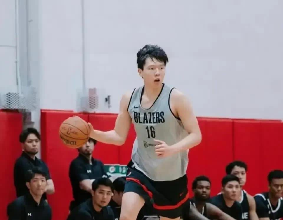 担心杨瀚森的跟腱。夏季联赛很快很鸡血，这些nba边缘球员仿佛背后着了火，一路狂奔