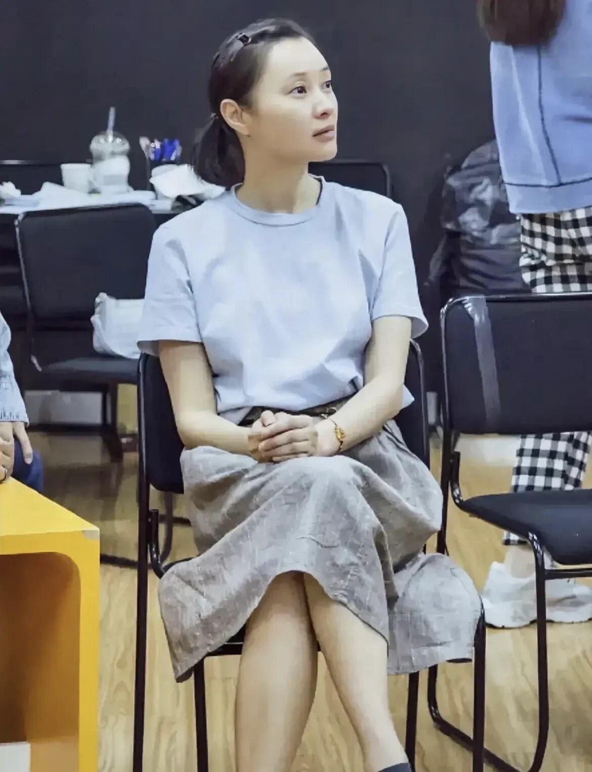 相信很多人都喜欢她的吧，长相清晰自然，不穿花里胡哨的衣服，也不做作，没有一点明星