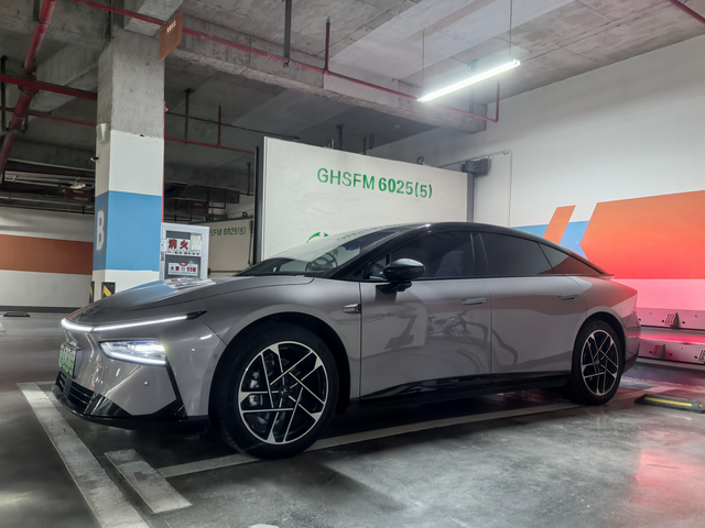 推背感和舒适性都要
成年人从不做选择题，当然是推背感和舒适性都要了，虽然P7+是