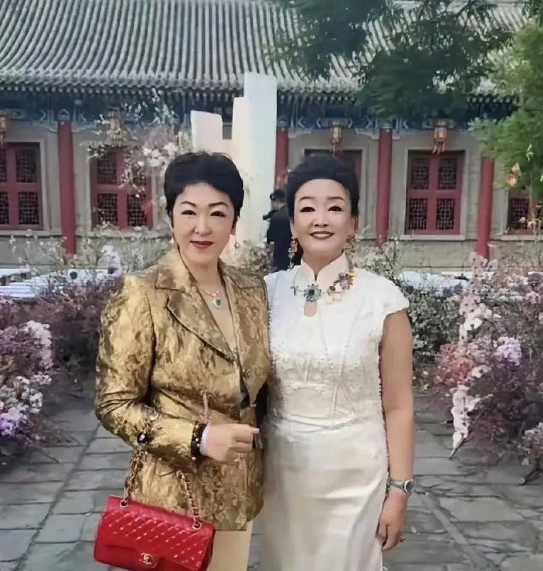 汪小菲马筱梅婚礼，生父现任妻子和前期张兰合影，这俩人虽然气质和发型不同，但长得也