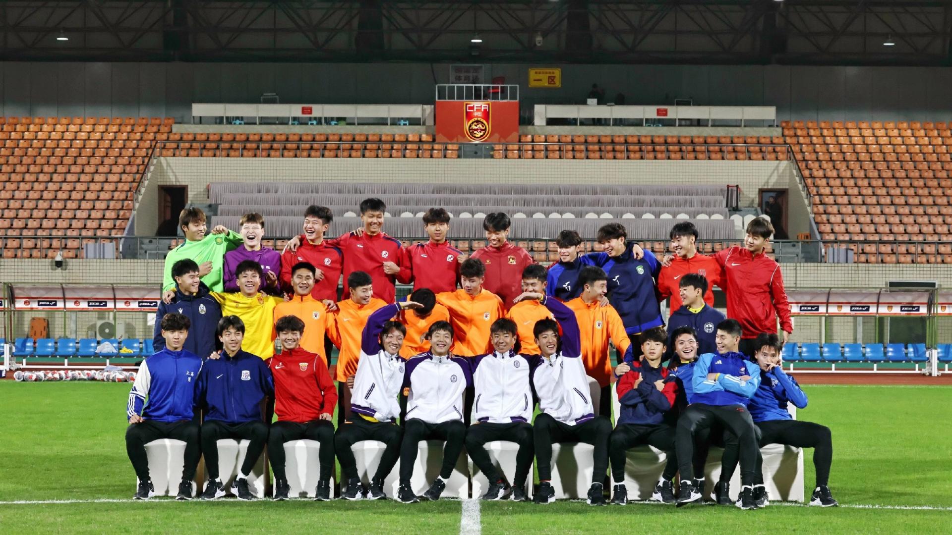 无足球小将球服？媒体人解读U16国足合影：这是防止有人抢占功劳