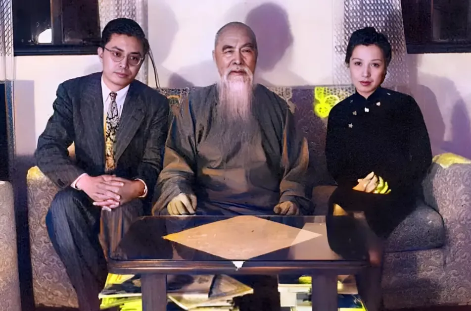 1949年，香港，于右任与儿子于彭、儿媳周宝珠在一起，留影，永恒的回忆！民国时期
