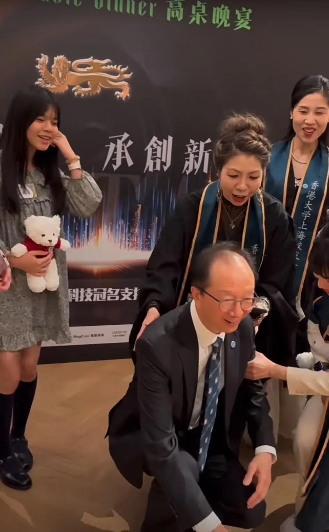 伏明霞的老公这么老了吗？
看伏明霞的老公参加香港大学校友会，要蹲下去合照时，虽然