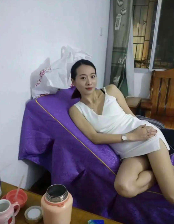 这是我老婆，结婚快十年了，现在看见都怕她