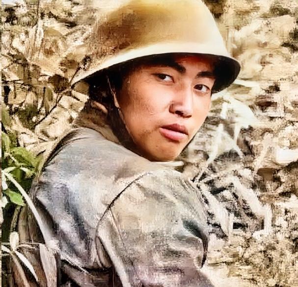 1981年在老山战役中，宁死不当俘虏的战士汪斌，照片中他头戴钢盔，身背冲锋枪，身