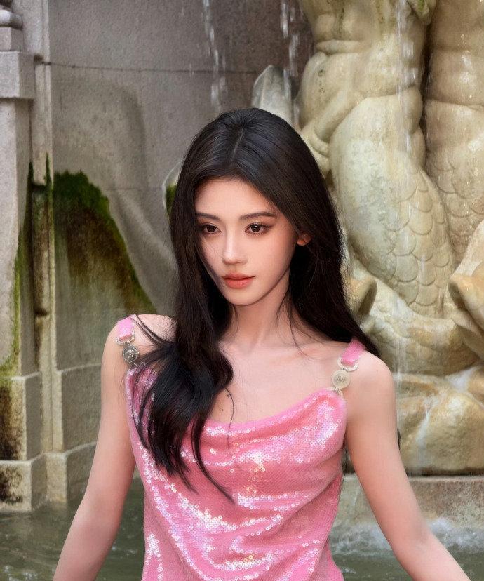 鞠婧祎米兰范思哲造型太绝！金箔眼妆配礼服，精修生图没差，Vogue都夸的美貌[心