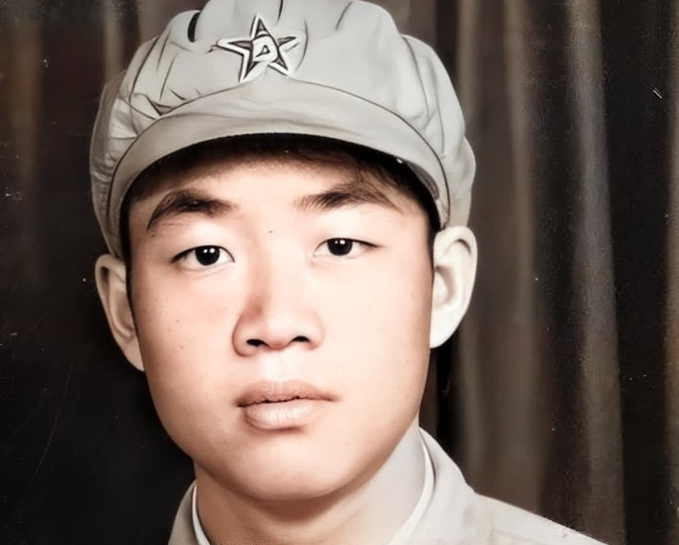 1951年，我军一名新兵在擦拭炮管时，发现对面美军基地有一个突兀的小山包，心痒之