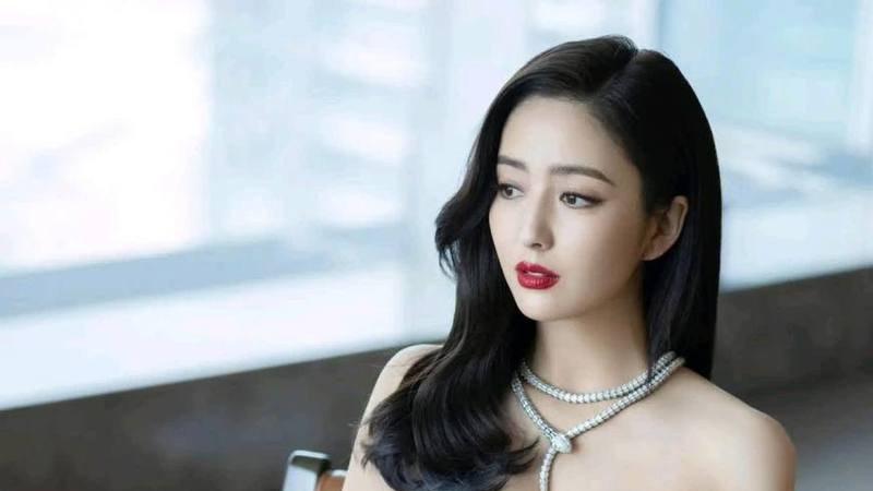 41岁佟丽娅比马伊琍更狠，离婚后也与前夫体面捆绑 共同带孩子外出