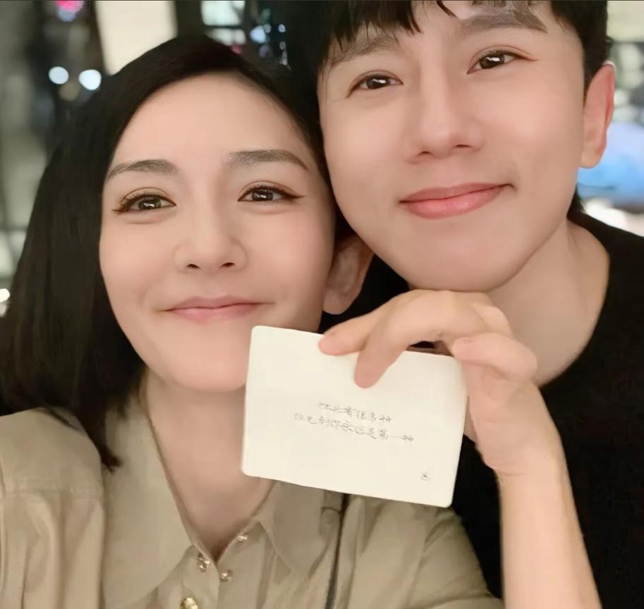 终于知道
谢娜为啥
在张杰还没红的时候，嫁给张杰了，不是一时冲动，是认准了骨子里