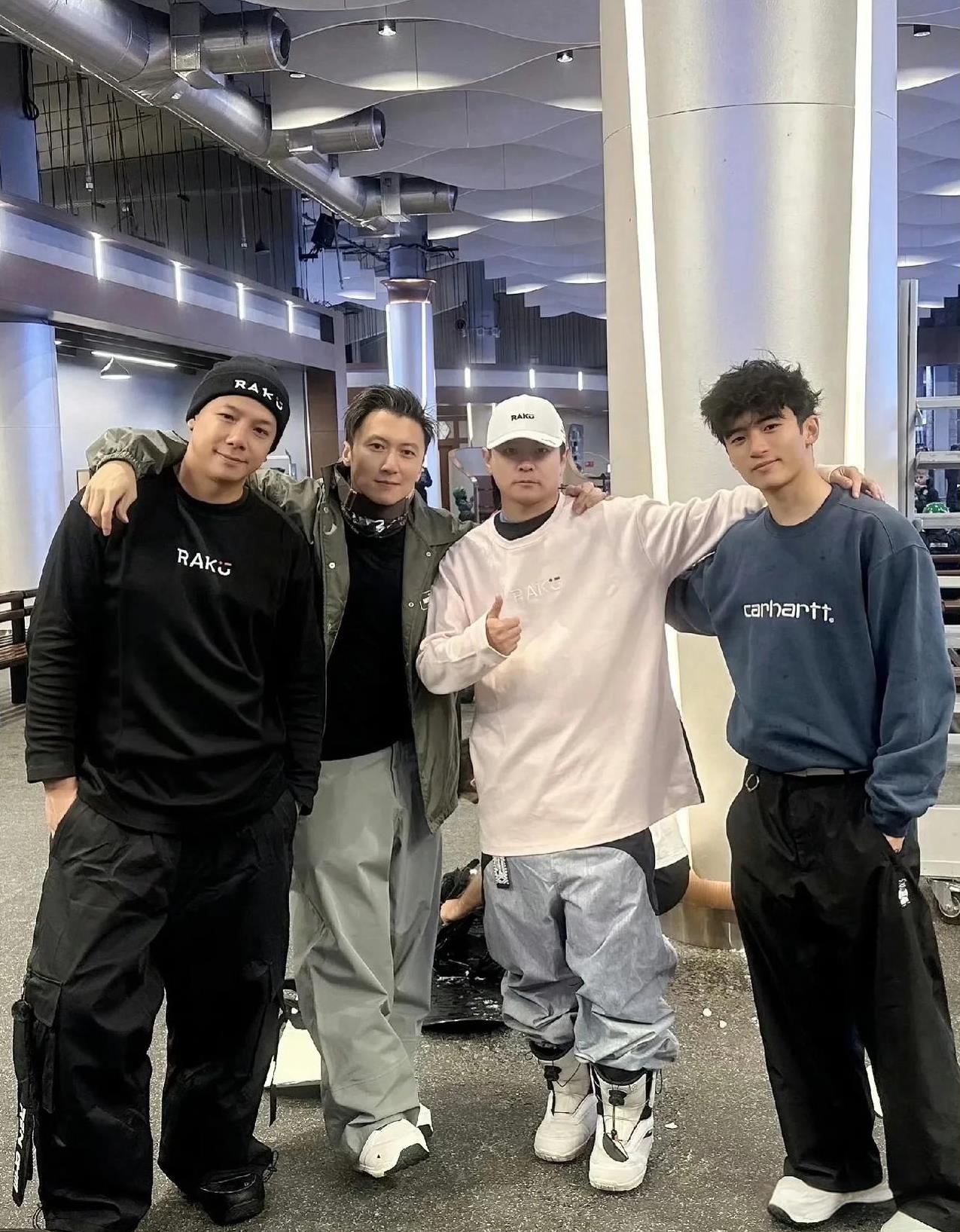 ##谢霆锋与大儿子Lucas同框合影## 盼到了！谢霆锋与Lucas的正面同框大