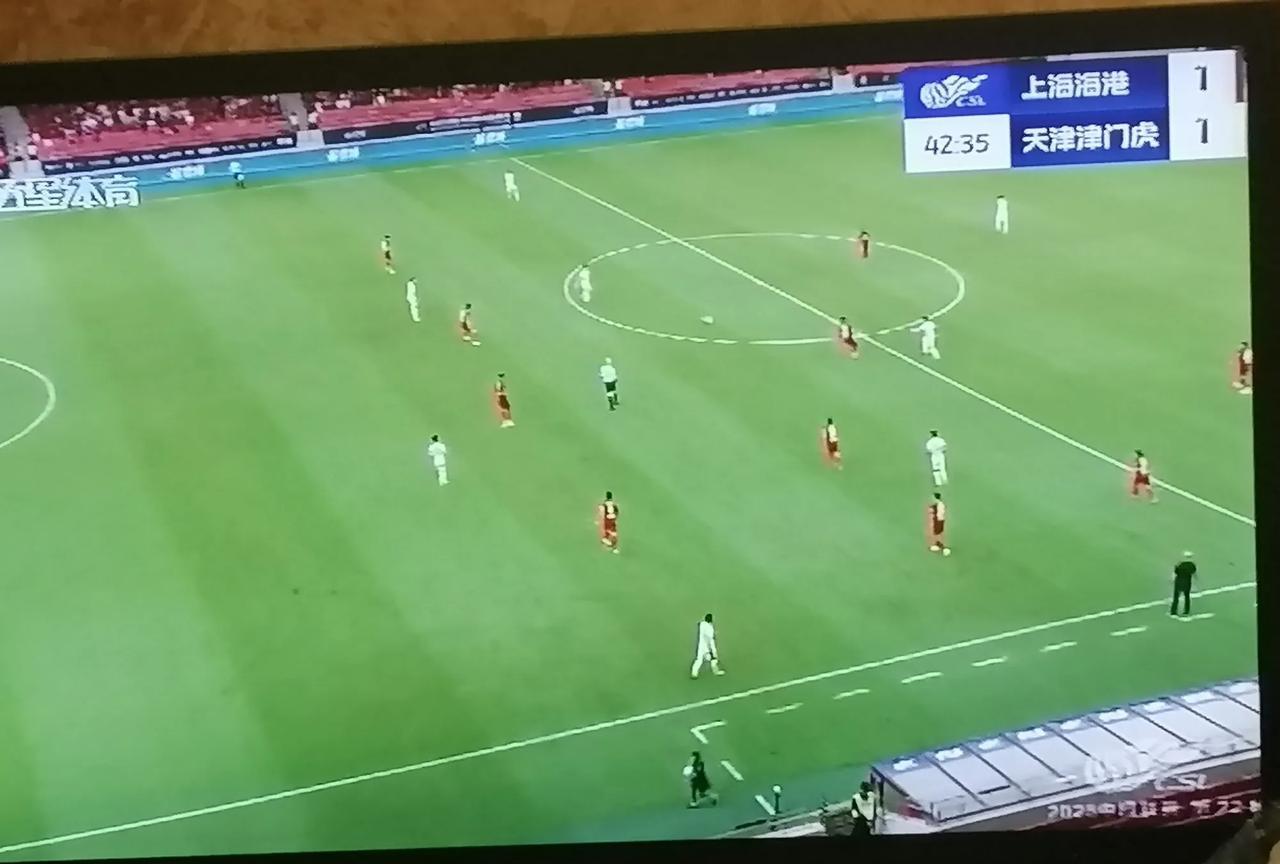 津门虎进球了！申花球迷送祝福！目前1-1！期待津门虎能够继续进球！今天拿下海港！