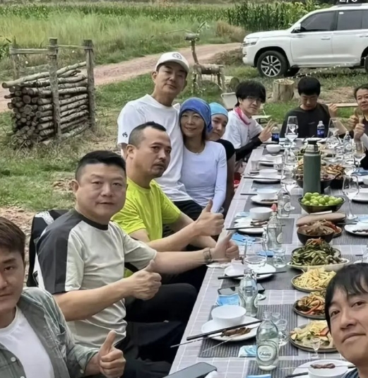 任贤齐一家四口罕见同框，陈则妤戴头巾很时尚，她一直穿搭都挺个性的，一家四口在一起