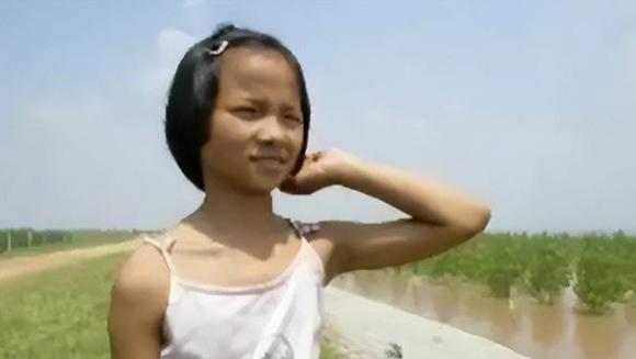 1998年特大洪水中，7岁女孩抱树9小时后获救，25年已过她怎么样了