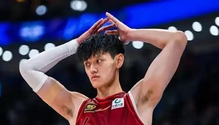 出战成疑？曾凡博国家队报道后将去德国治疗腰伤
近日国家队在北京集结，北京队明星锋