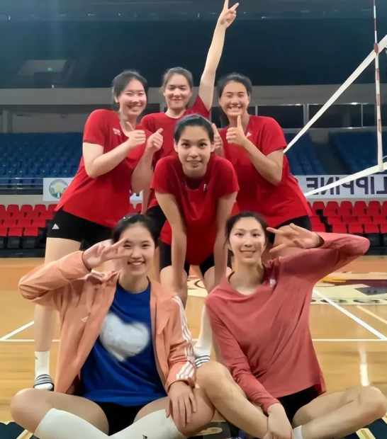♦️中国女排主攻后备队员比较♦
1️⃣刘美君，23岁，身高1.81米，由于身高所