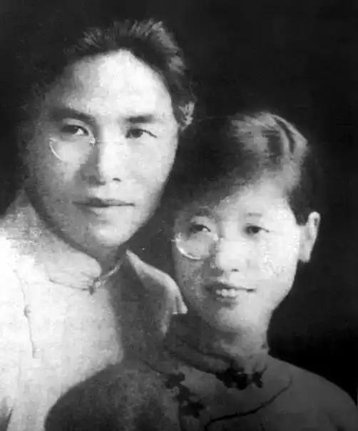 1935年，结婚8年的凌叔华，和27岁的武大外籍教师朱利安，正在屋里缠绵，不料，