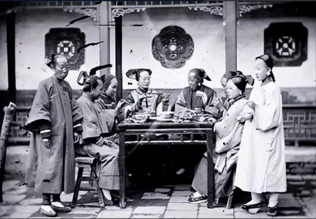 1904年，通房丫李氏，站着侍奉丈夫与正妻长达33年。这日，她正在盛饭。谁知，管